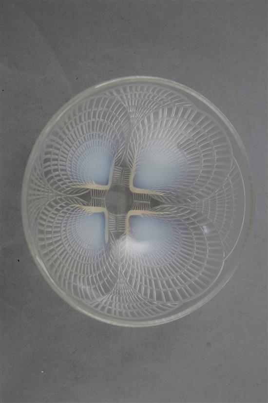 A René Lalique coquilles opalescent glass bowl, 16cm